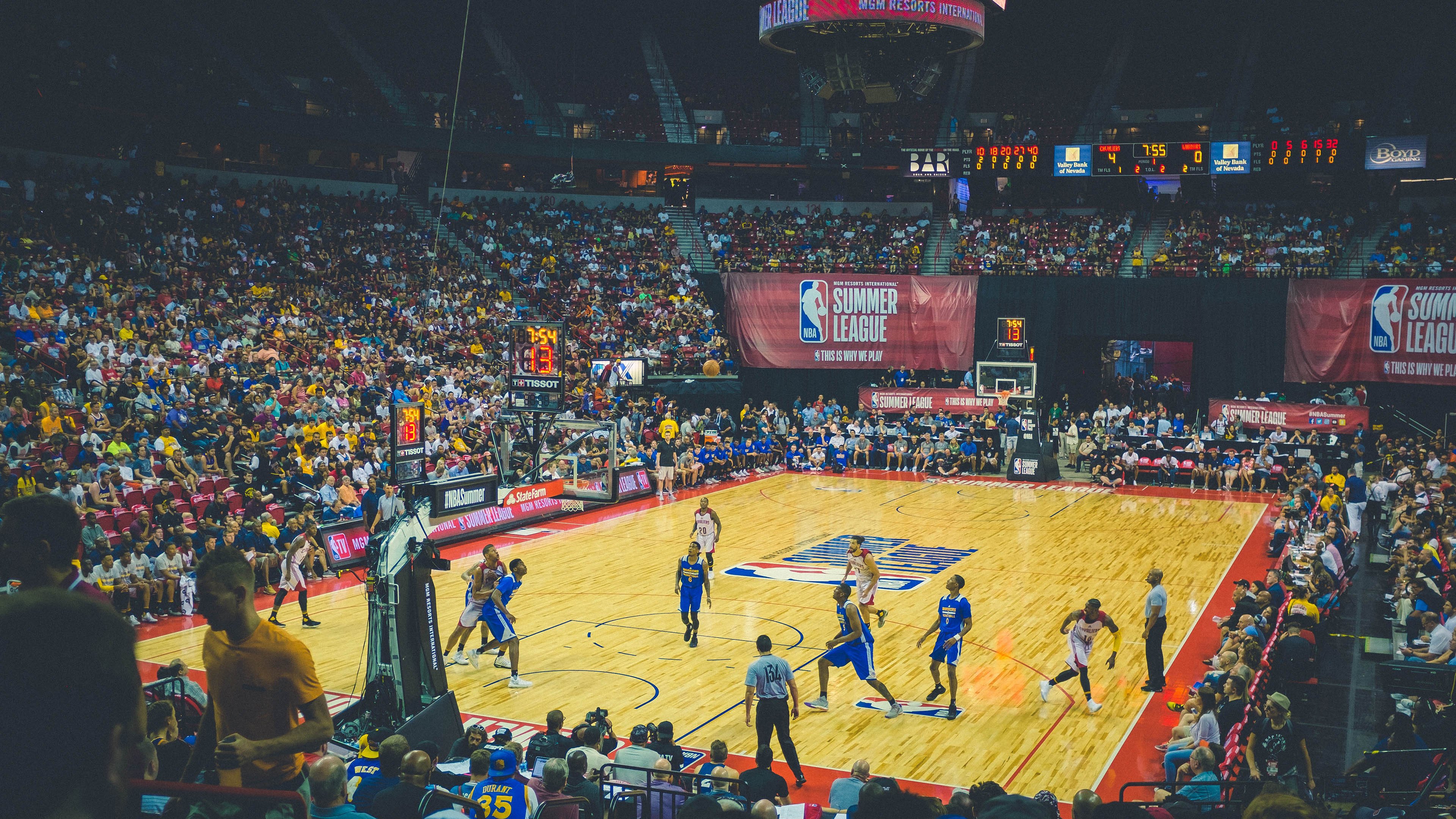 跨界融合：篮球运动与文艺演出结合，创新体育文化表达方式，篮球和潮流文化